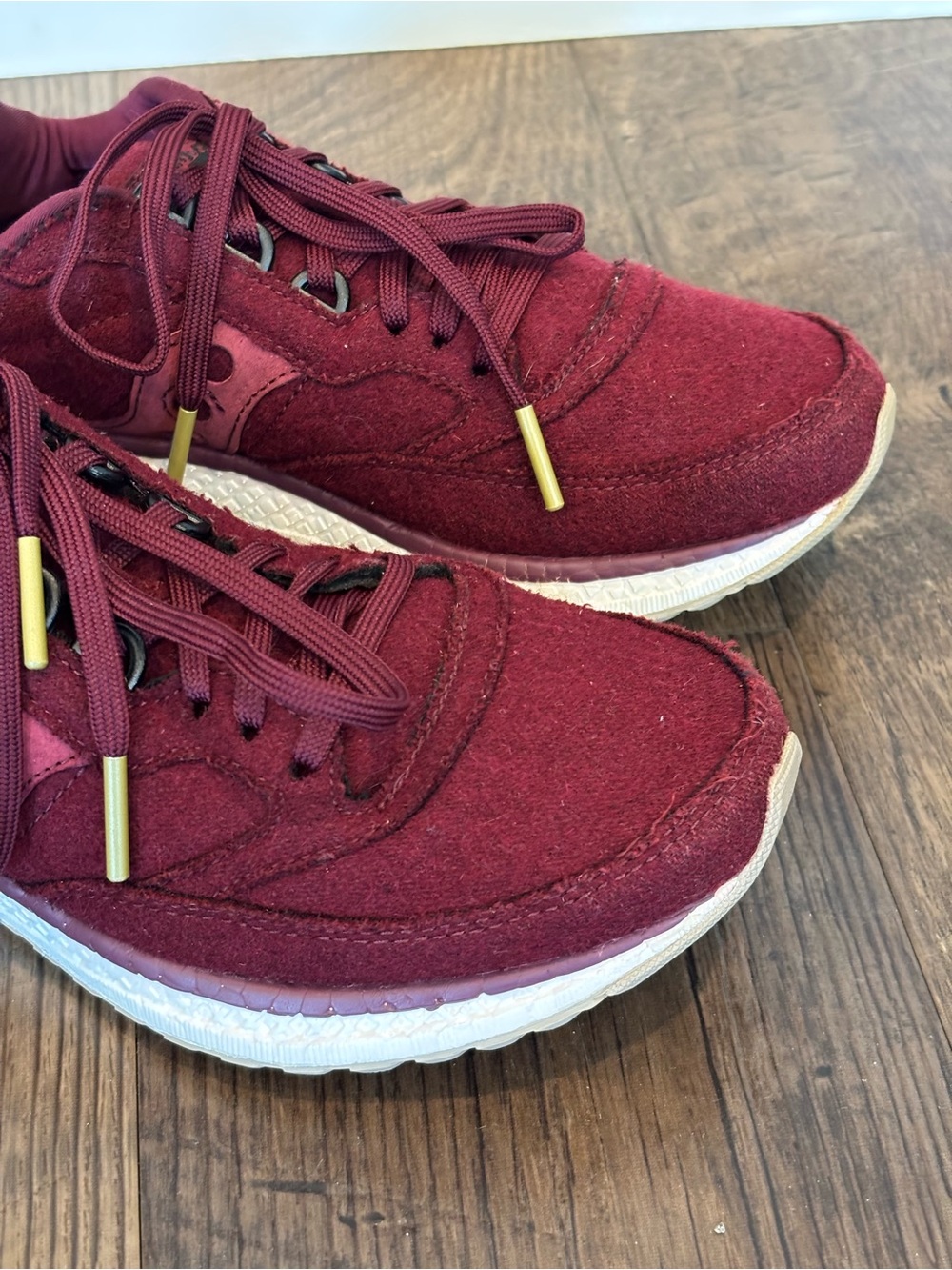 Saucony burgundy/maroon/white/gold Suede ‘Freedom Runners’ Athletic shoes size 8 - Picture 3 of 7